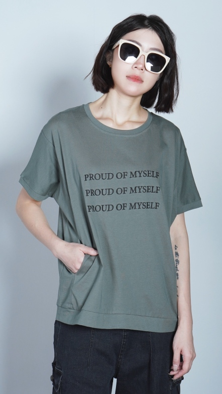 蝙蝠袖剪接繡字衣