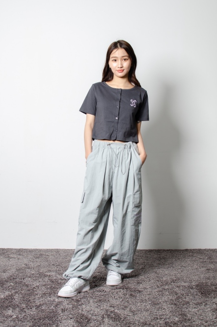 開襟圓領刺繡上衣